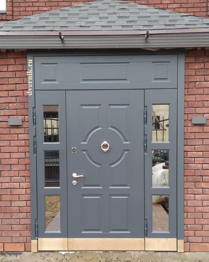 Дверь в коттедж со вставками KT-029 после установки