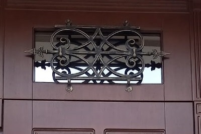 Двери в коттедж металлическая KT-006 фрагмент ковки на верхней фрамуге