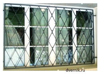 фото металлической решетки с дверцей
